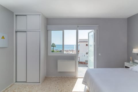 Photo of the whole room, Sea view