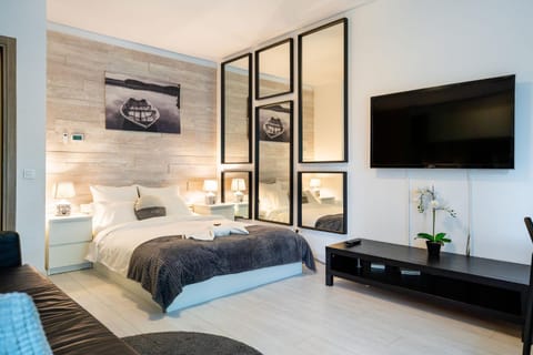 Bed, TV and multimedia, Living room