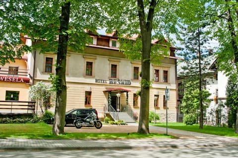 Facade/entrance, Day, Natural landscape, Summer