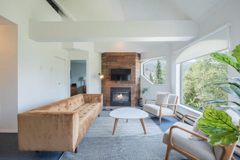 TV and multimedia, Living room, Seating area, flat iron