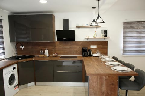 Kitchen or kitchenette, Dining area