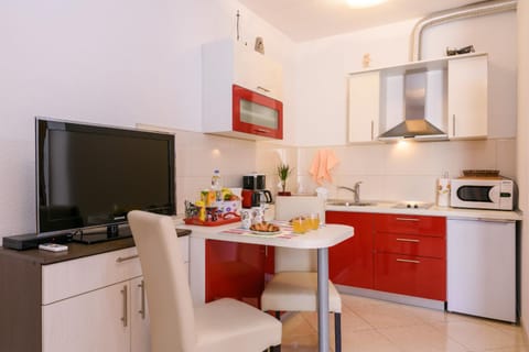 Coffee/tea facilities, Kitchen or kitchenette, Food and drinks