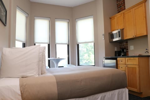Bed, Kitchen or kitchenette, Seating area, City view