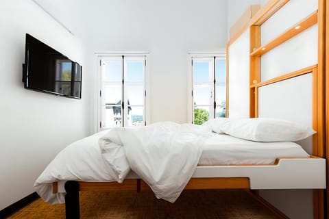 Bed, TV and multimedia, Photo of the whole room
