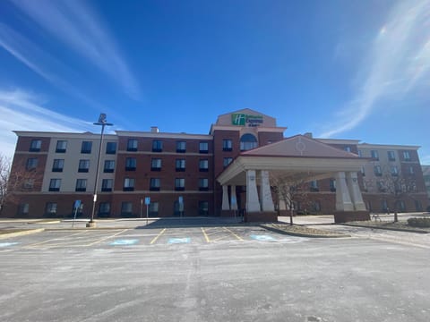 Holiday Inn Express and Suites Detroit North-Troy by IHG Hotel in Royal Oak