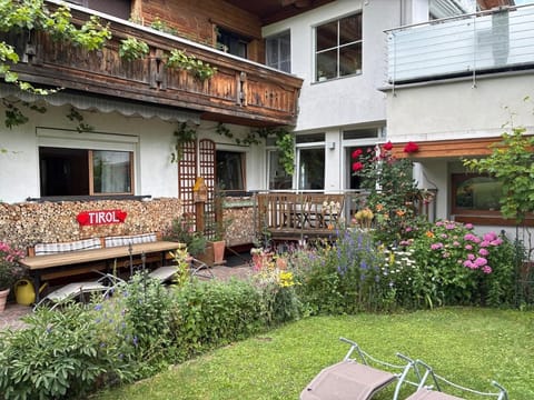 Property building, Garden, Balcony/Terrace, Garden view