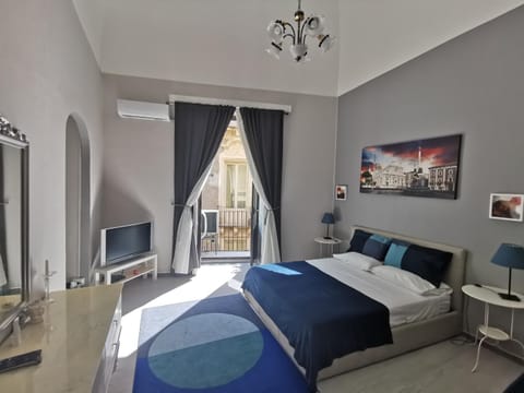 Bed, TV and multimedia, Photo of the whole room, Bedroom