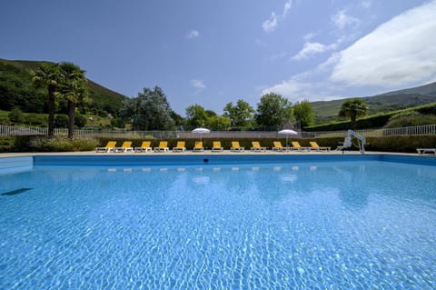 Mountain view, Pool view, Swimming pool, sunbed