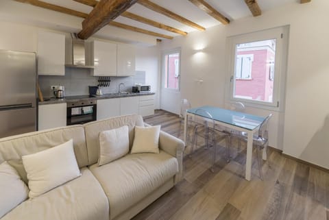 Kitchen or kitchenette, Living room, Seating area, Dining area, pet friendly, stove