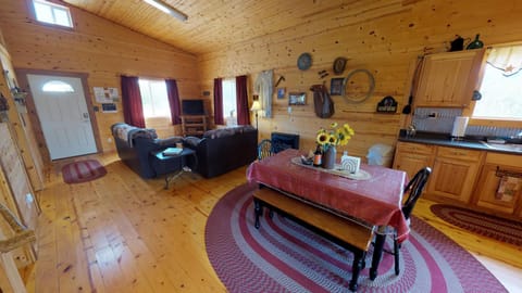 Coffee/tea facilities, Kitchen or kitchenette, Living room, Dining area