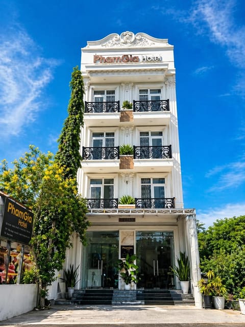 Property building, Facade/entrance, Day