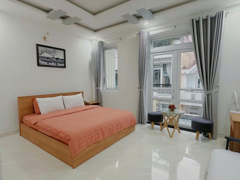 Bed, Photo of the whole room, Seating area, Bedroom