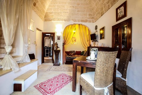 Bed, TV and multimedia, Living room, Photo of the whole room, Seating area, Dining area, Bedroom