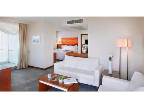 Photo of the whole room, Sea view