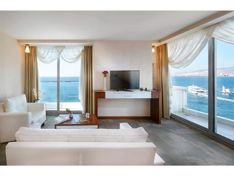 Photo of the whole room, Decorative detail, Decorative detail, Sea view