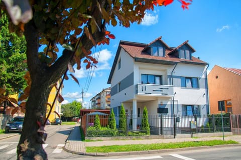 Property building, Facade/entrance, Garden