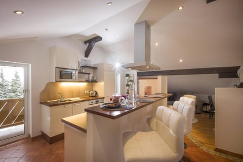 Kitchen or kitchenette, Dining area, stove