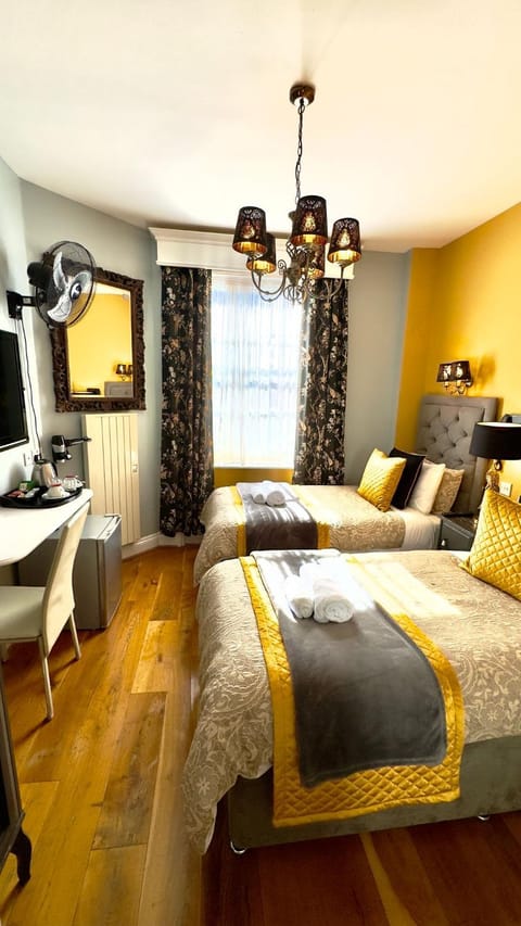 Bed, TV and multimedia, Bedroom