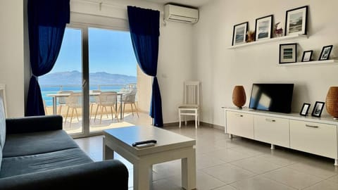 Natural landscape, Living room, Seating area, Dining area, Mountain view, Sea view, air conditioner