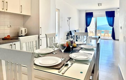 Coffee/tea facilities, Kitchen or kitchenette, Dining area, Sea view