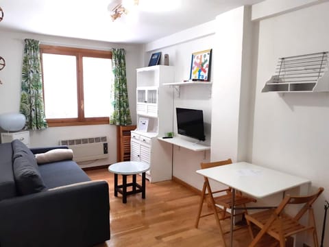 Staff, TV and multimedia, Kitchen or kitchenette, Living room, Lounge or bar, Seating area, Dining area, Pets, Mountain view, young children, older children, group of guests, Family