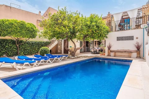 Property building, Patio, Day, Pool view, Swimming pool, Swimming pool, sunbed