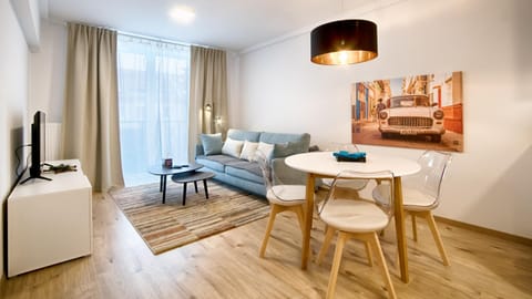 TV and multimedia, Living room, Photo of the whole room, Seating area, Dining area
