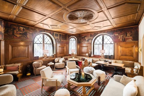 Restaurant/places to eat, Lounge or bar