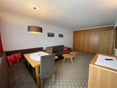 TV and multimedia, Living room, Seating area, Dining area, Mountain view