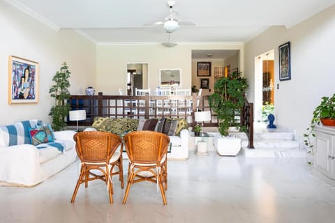 Restaurant/places to eat, Living room