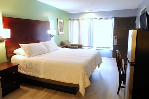 Bed, TV and multimedia, Photo of the whole room, Seating area, Bedroom