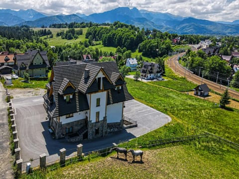 Property building, Neighbourhood, Bird's eye view, Mountain view, Location