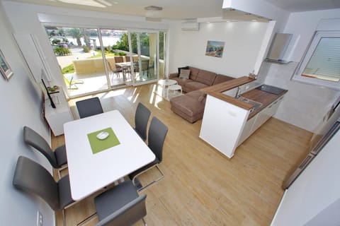 Coffee/tea facilities, Kitchen or kitchenette, Living room, Dining area