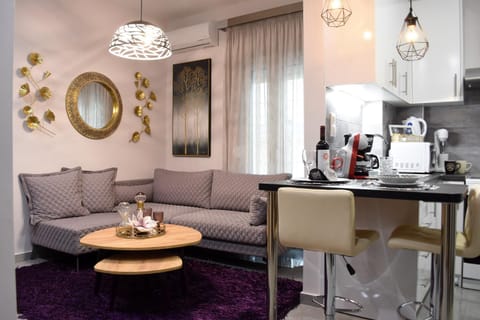 Coffee/tea facilities, Kitchen or kitchenette, Living room, Seating area, Dining area, minibar