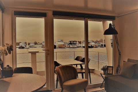 Cozy floating boatlodge "Maastricht". House in Maastricht