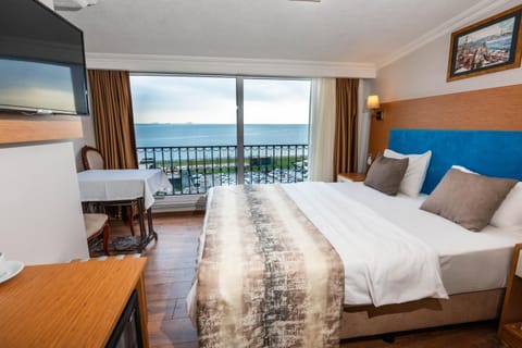 Bed, TV and multimedia, View (from property/room), Balcony/Terrace, Seating area, Bedroom, Sea view, hair dresser