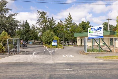 Property building, Facade/entrance, Property logo or sign, Street view, Location, Parking