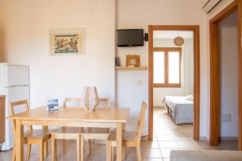 Dining area, kitchen