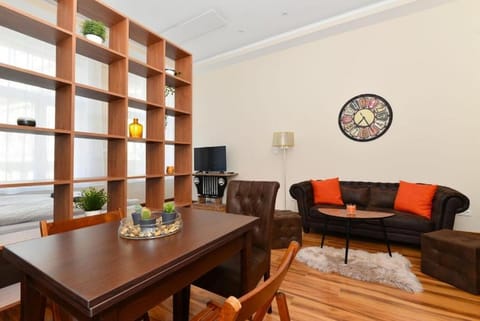 Day, TV and multimedia, Dining area