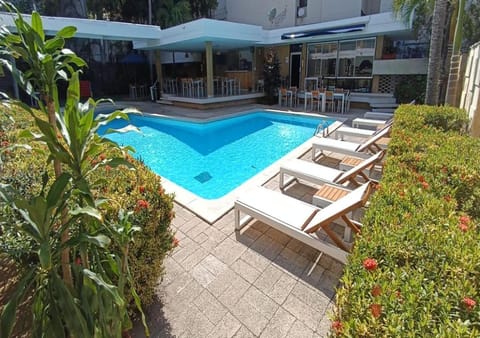 Swimming pool, Breakfast