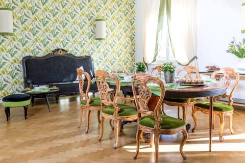 Living room, Lounge or bar, Seating area, Continental breakfast, Buffet breakfast, Italian breakfast, Drinks