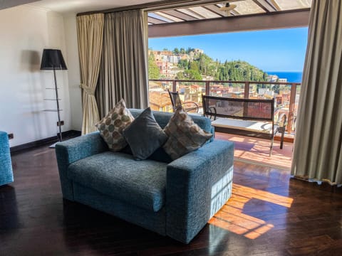 View (from property/room), Balcony/Terrace, Living room