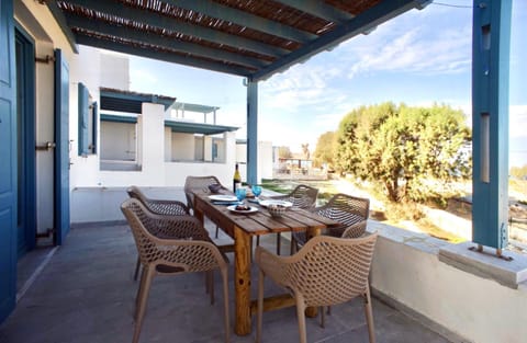 Facade/entrance, Balcony/Terrace, Beach, Garden view, Sea view