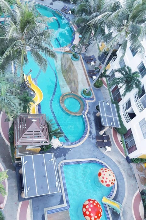 Bird's eye view, Pool view