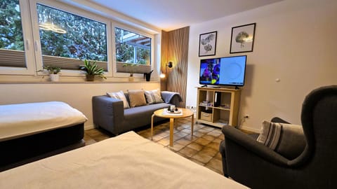 Bed, TV and multimedia, Seating area