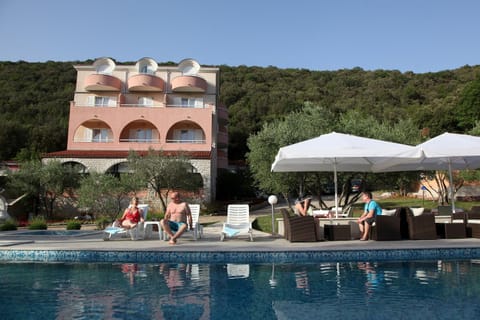 Property building, Day, Garden, Swimming pool, Swimming pool, group of guests