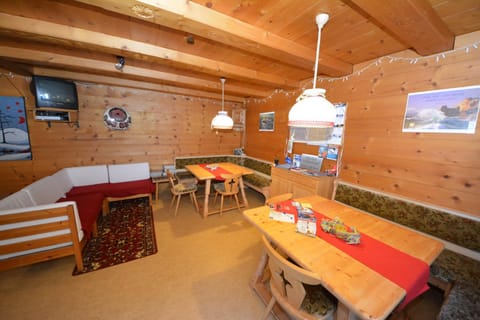 Restaurant/places to eat, Lounge or bar