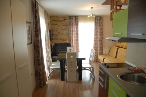 Kitchen or kitchenette, Living room, Seating area, Dining area, stove