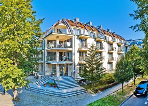 Property building, Spring, Day, Neighbourhood, Natural landscape, Location