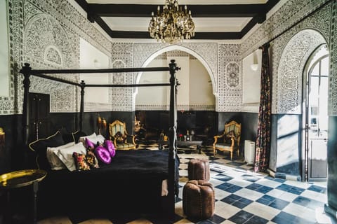 Photo of the whole room, Decorative detail